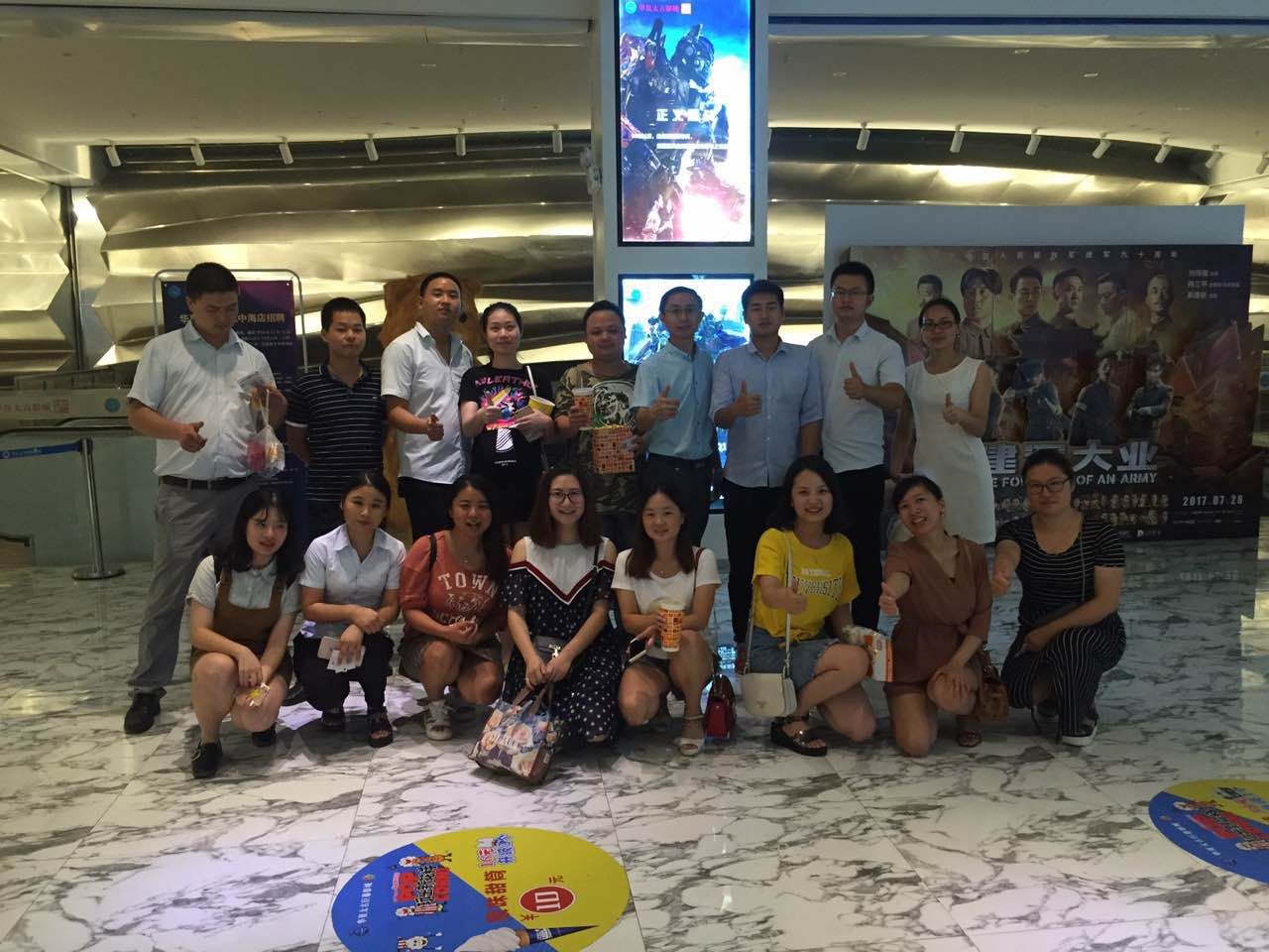 公司銷售精英集體看電影《戰(zhàn)狼2》，震撼人心，大呼過癮！